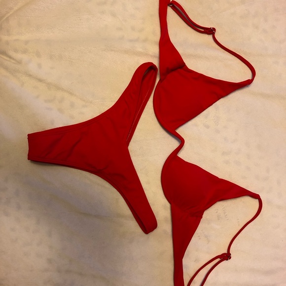 Red plunging bikini - Picture 2 of 3